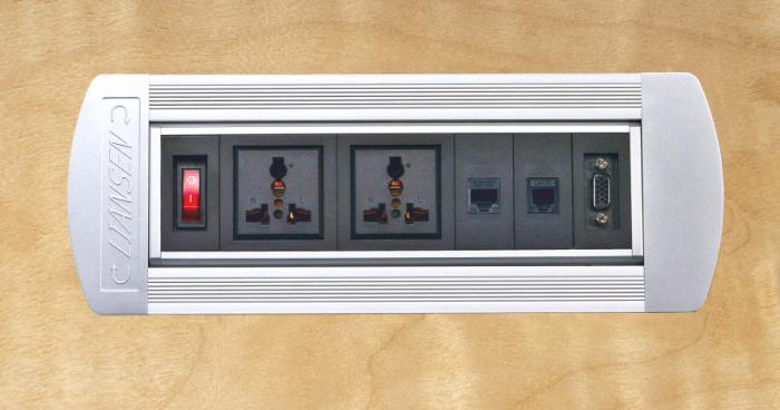 Manual flip socket