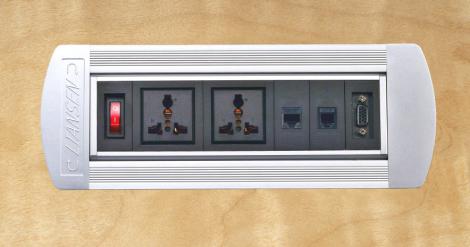 Manual flip socket